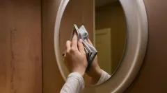 Perché non dovresti pulire gli specchi con il detergente per vetri: in molti commettono questo errore