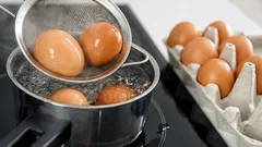 In quale acqua è meglio iniziare a cuocere le uova: in acqua bollente o fredda? E c'è differenza?