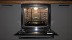 Perché è utile lasciare lo sportello del forno socchiuso per un po' dopo la cottura